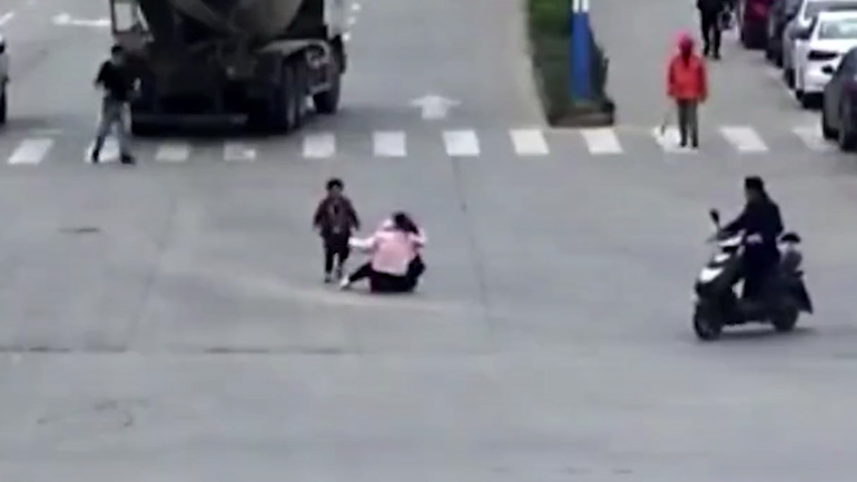 Μπετονιέρα παρασύρει μαμά με το παιδί!